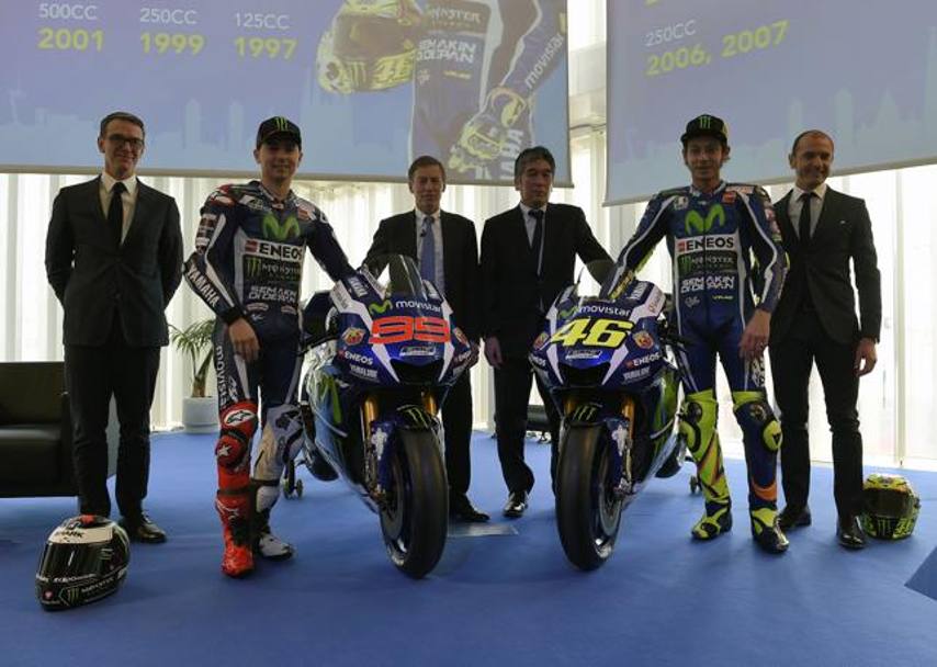 Da sinistra: Vilarasau (Movistar), Jorge Lorenzo, Lin Jarvis, Kouichi Tsuji, Valentino Rossi e Massimo Meregalli. Afp